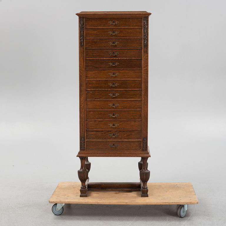 An oak chest of drawers, 20th Century.