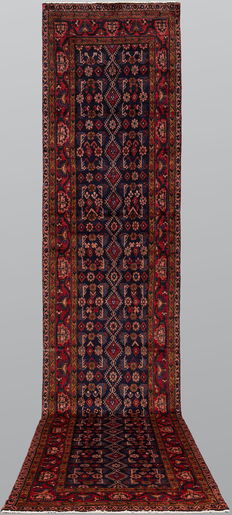 A Hamadan runner, approx. 540 x 110 cm.