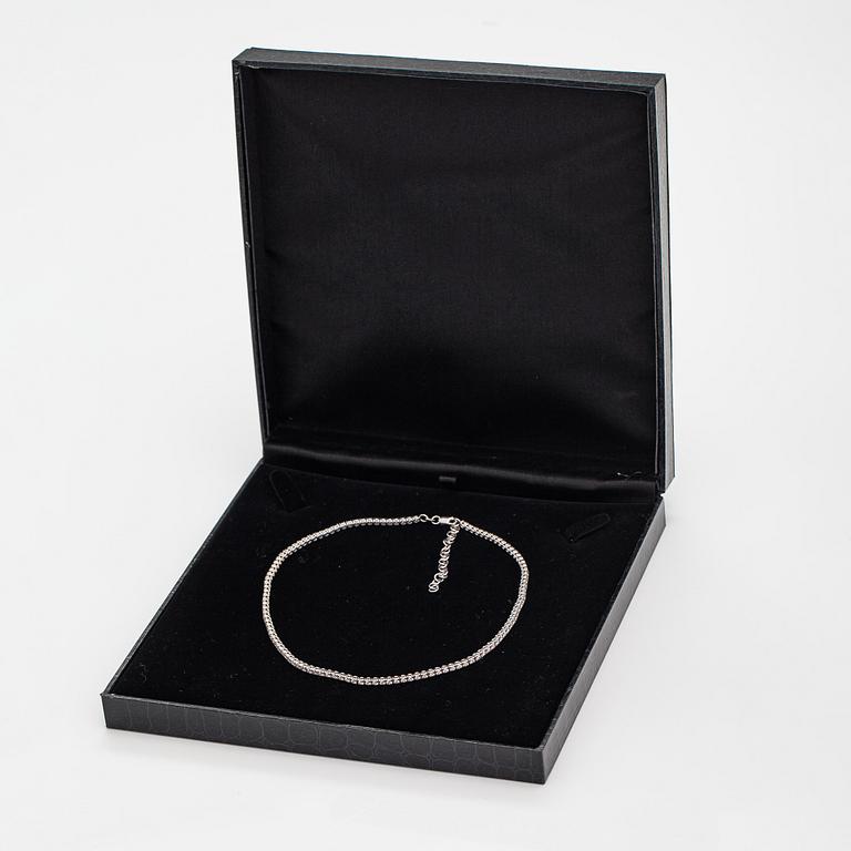 A tennis necklace/bracelet in 14K white gold and with ca. 5.10 ct of diamonds. With AIG certificate.