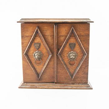 Apoteksskåp John Berry & Sons England omkring 1900.