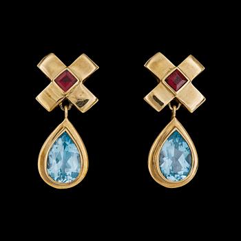 114. EARRINGS, pear cut blue topaz and carré cut garnets.