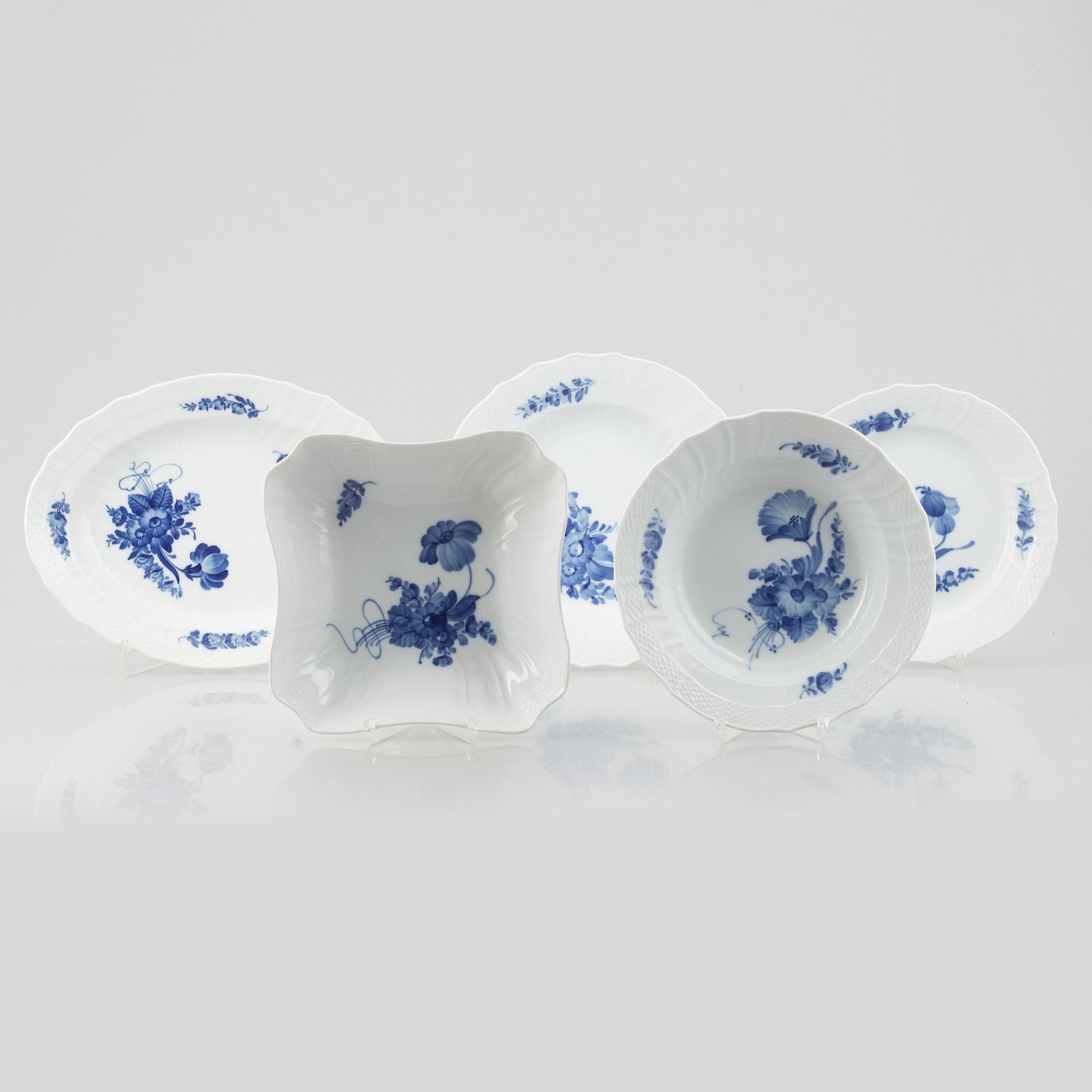 Servisdelar, 40 st, porslin, "Blå blomst", Royal Copenhagen, Danmark.