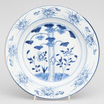 A group of Chinese porcelain, Kangxi (1662-1722) and Qianlong (1736-95). 13 pieces.