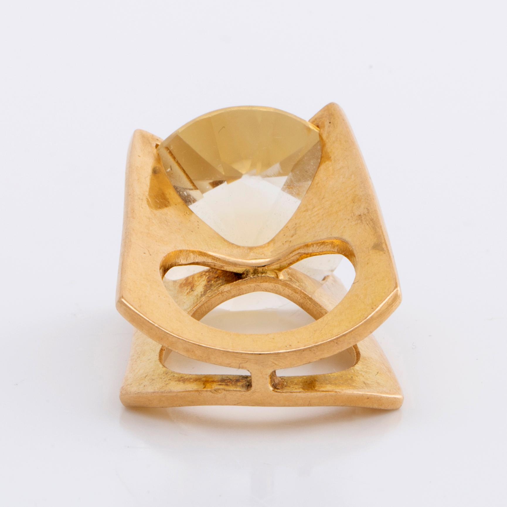 RING 18K gold with 1 citrin approx 18 x 18 mm, total weight 15 g, Stockholm 1967.