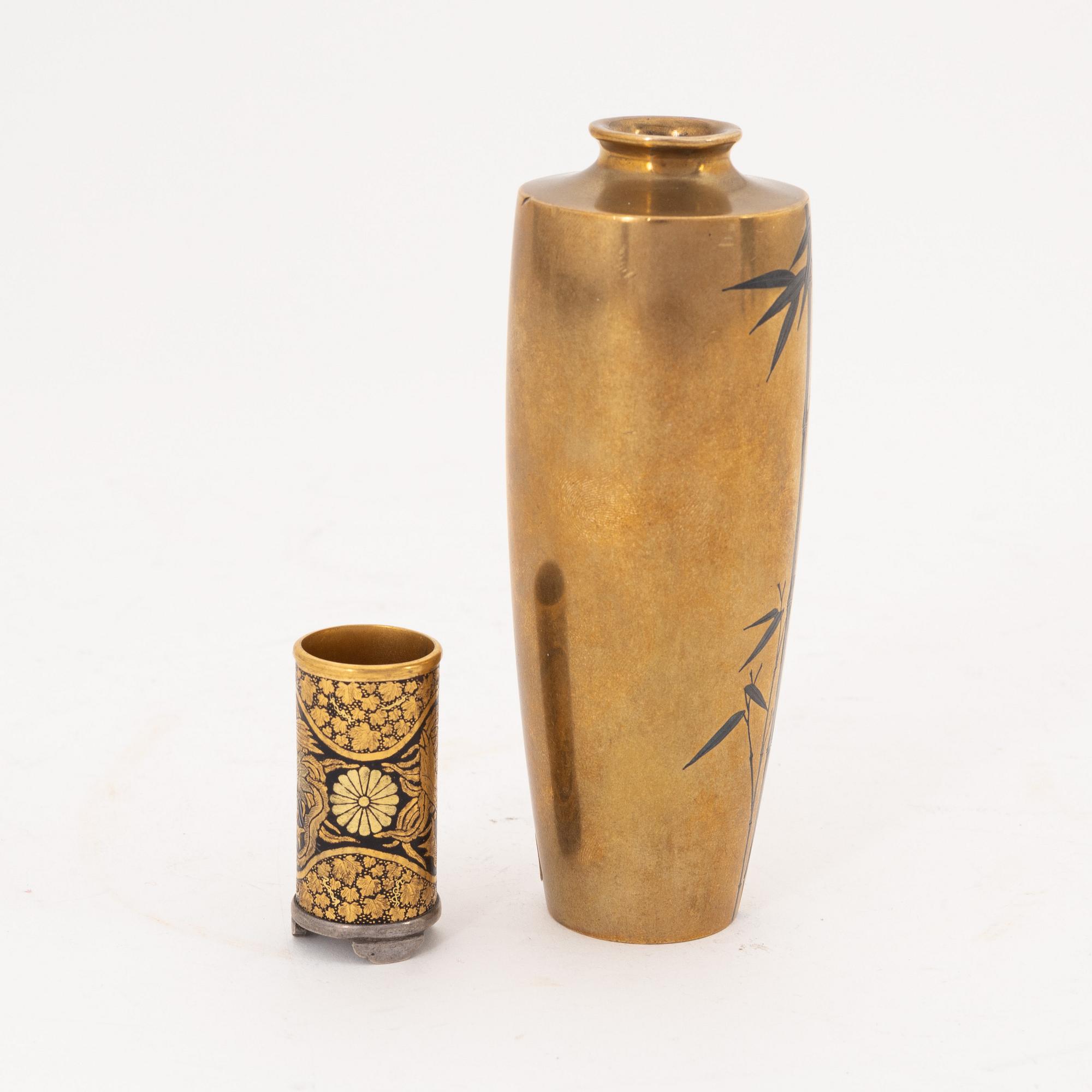 Miniatyrvas, silver förgyllning samt vas brons och silver. Japan, Meiji (1868-1912).