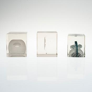 KUBER, 3 st, glas, osignerade.