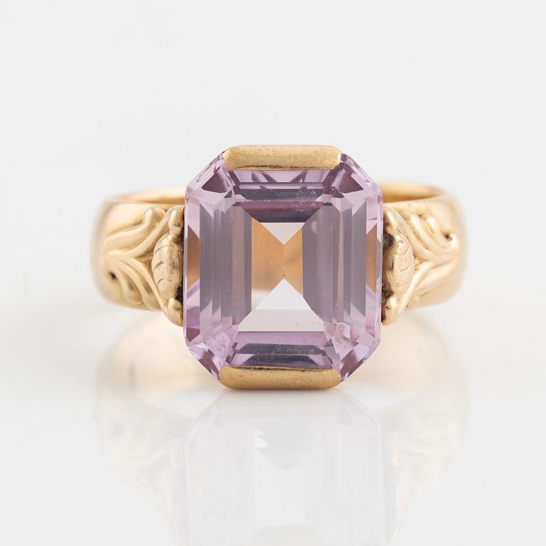 Ring 18K guld med en rosa sten.