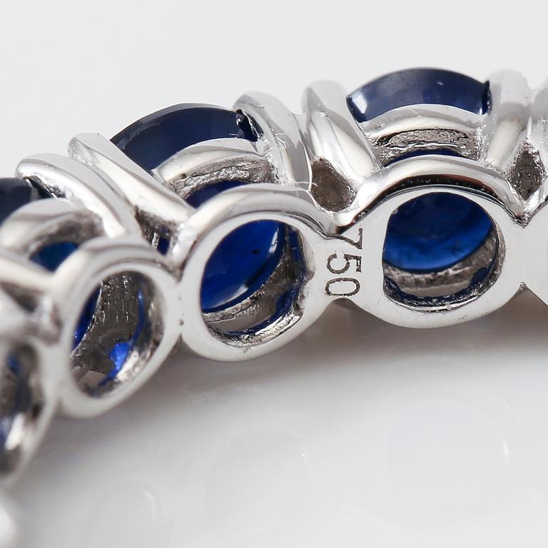 RING, blå safirer totalt ca 5,50 ct.