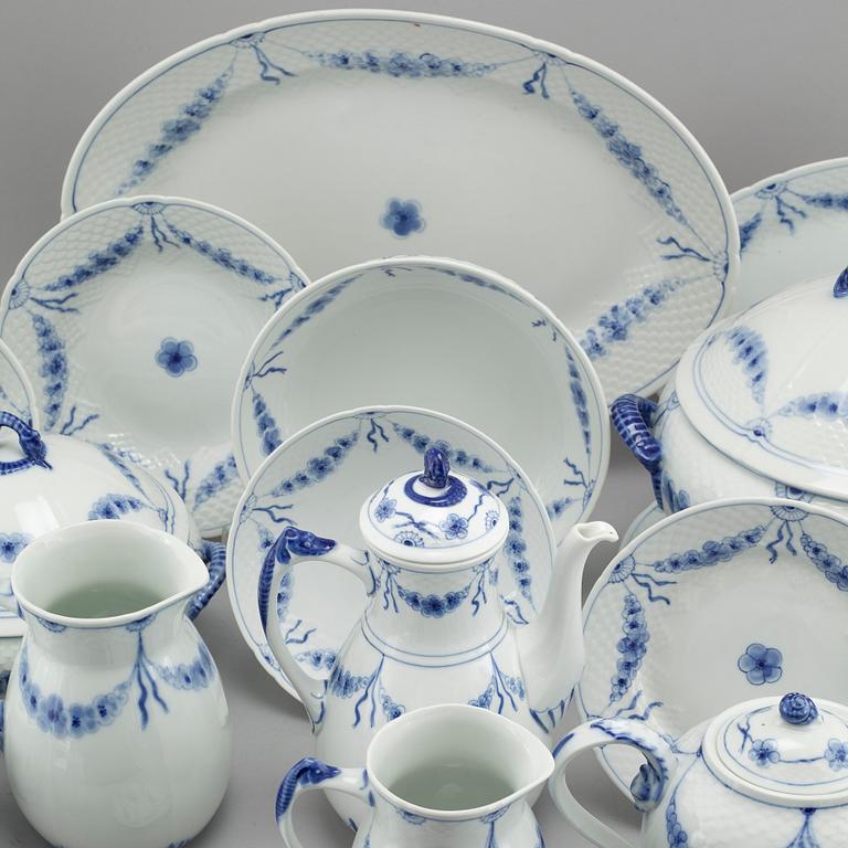 109 pieces of tableware"Empire" by Bing & Gröndahl, Danmark.