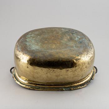 A brass lidded pan, 18th/19th century.