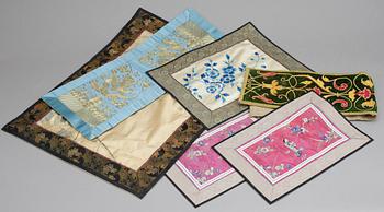 TEXTILIER, 5 st, mestadels siden, Kina, omkr år 1900.