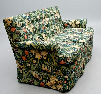 SOFFOR, 2 st, klädda med tyget "Golden Lily" av William Morris, 1900-tal.