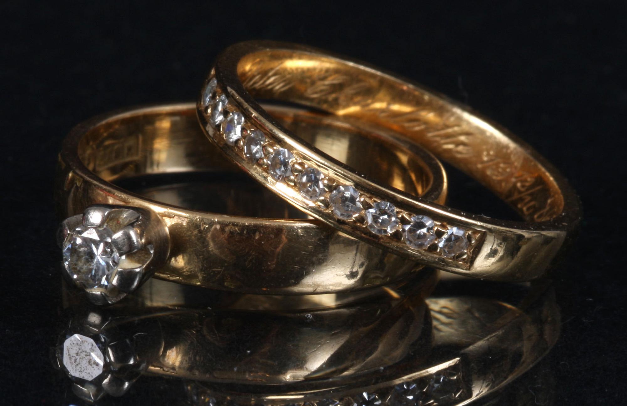 RINGAR, 2 st, 18 k guld samt diamanter.