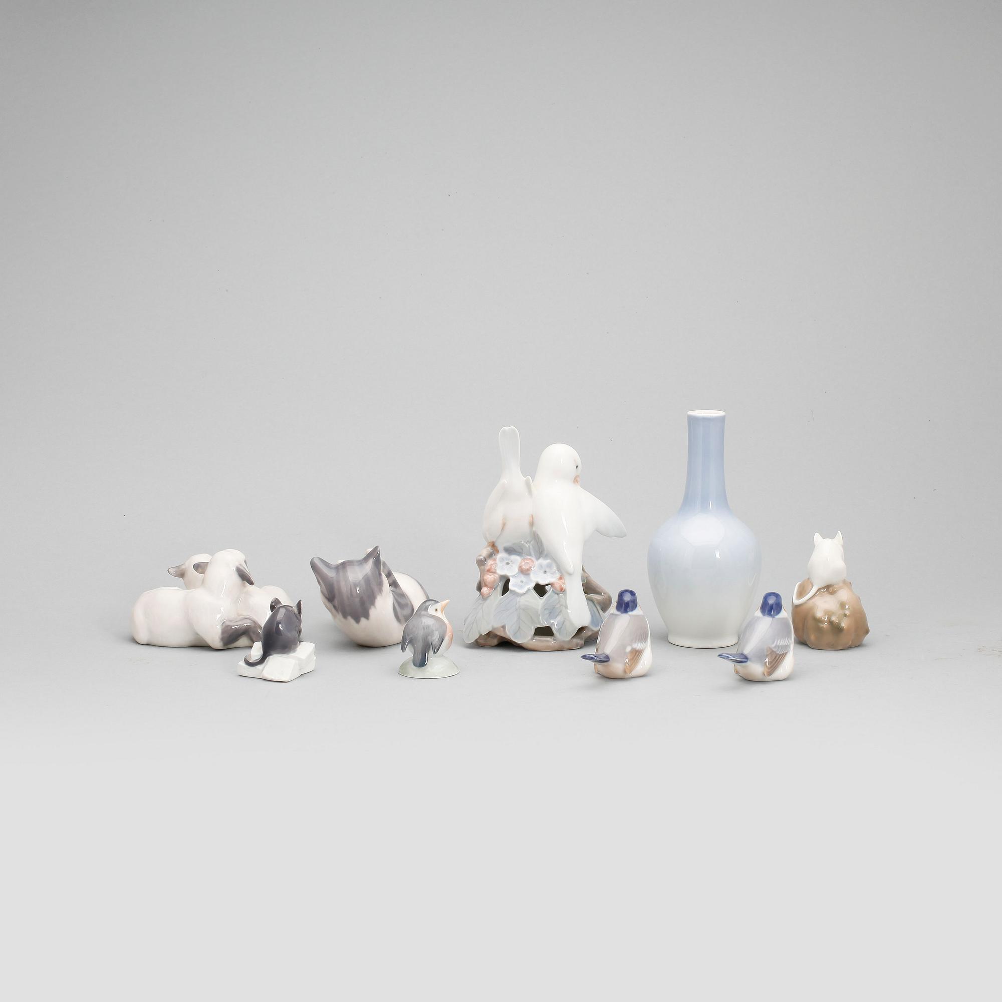 FIGURINER, 9 st samt VAS, porslin, Royal Copenhagen, Danmark.