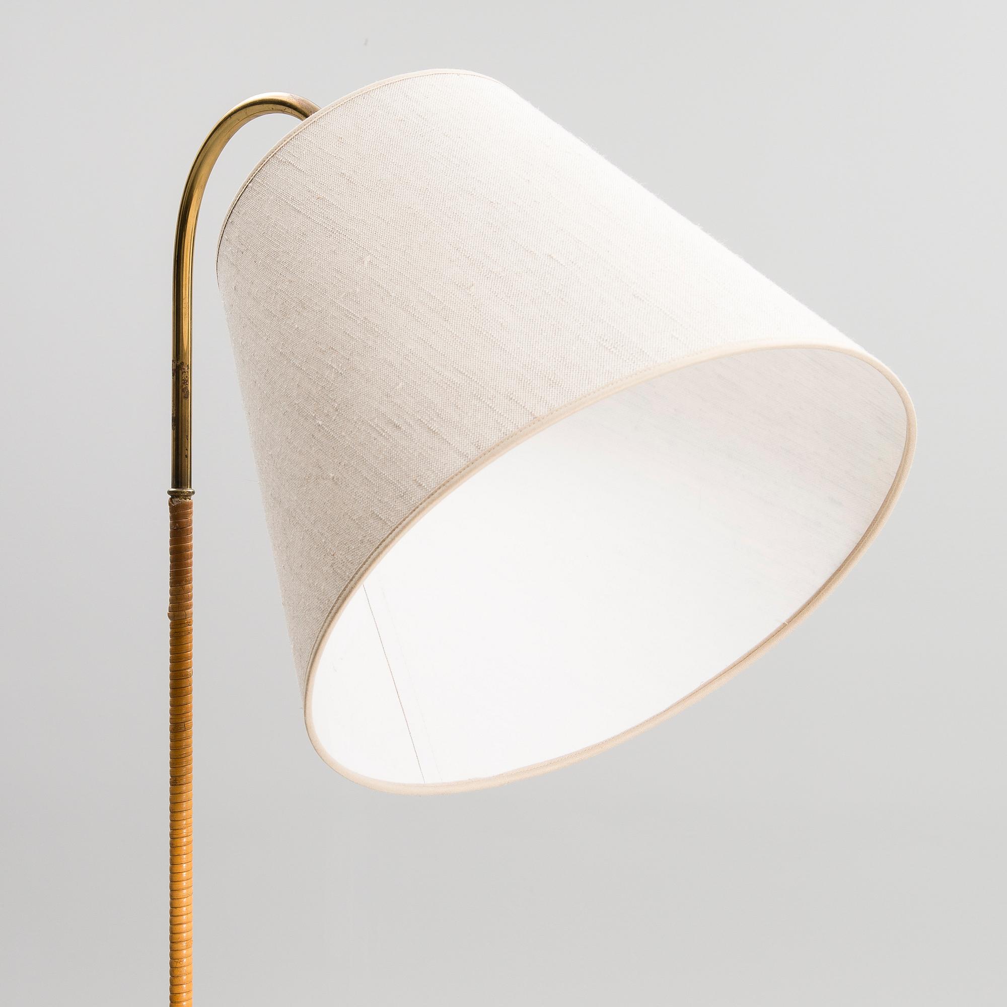PAAVO TYNELL, GOLVLAMPA. Märkt Taito.