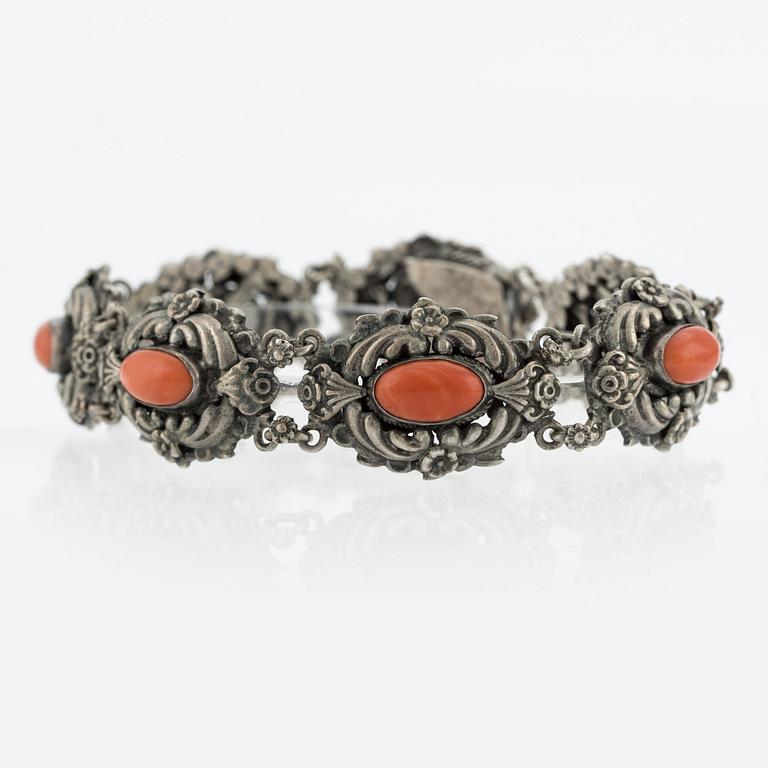 Armband, silver med korall, Ungern.