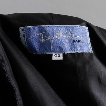 DRÄKT, Thierry Mugler, tvådelad dräkt bestående av kavaj samt kjol, storlek 42.
