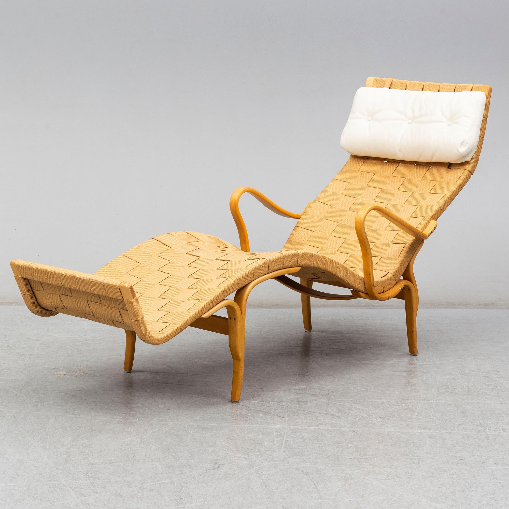 BRUNO MATHSSON, vilfåtölj, "Pernilla", Firma Karl Mathsson, Värnamo, 1980.