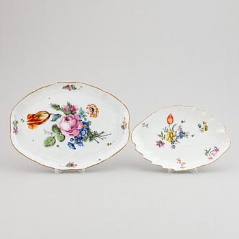 Serveringsfat, 2 st, porslin. Meissen, 1700-1800-tal.