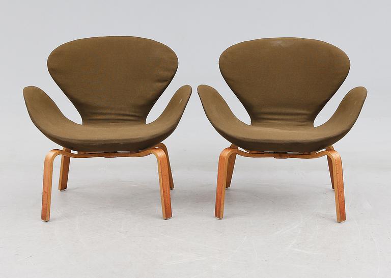 FÅTÖLJER, 1 par, "Svanen", Arne Jacobsen, Fritz Hansen, Danmark 1960-tal.