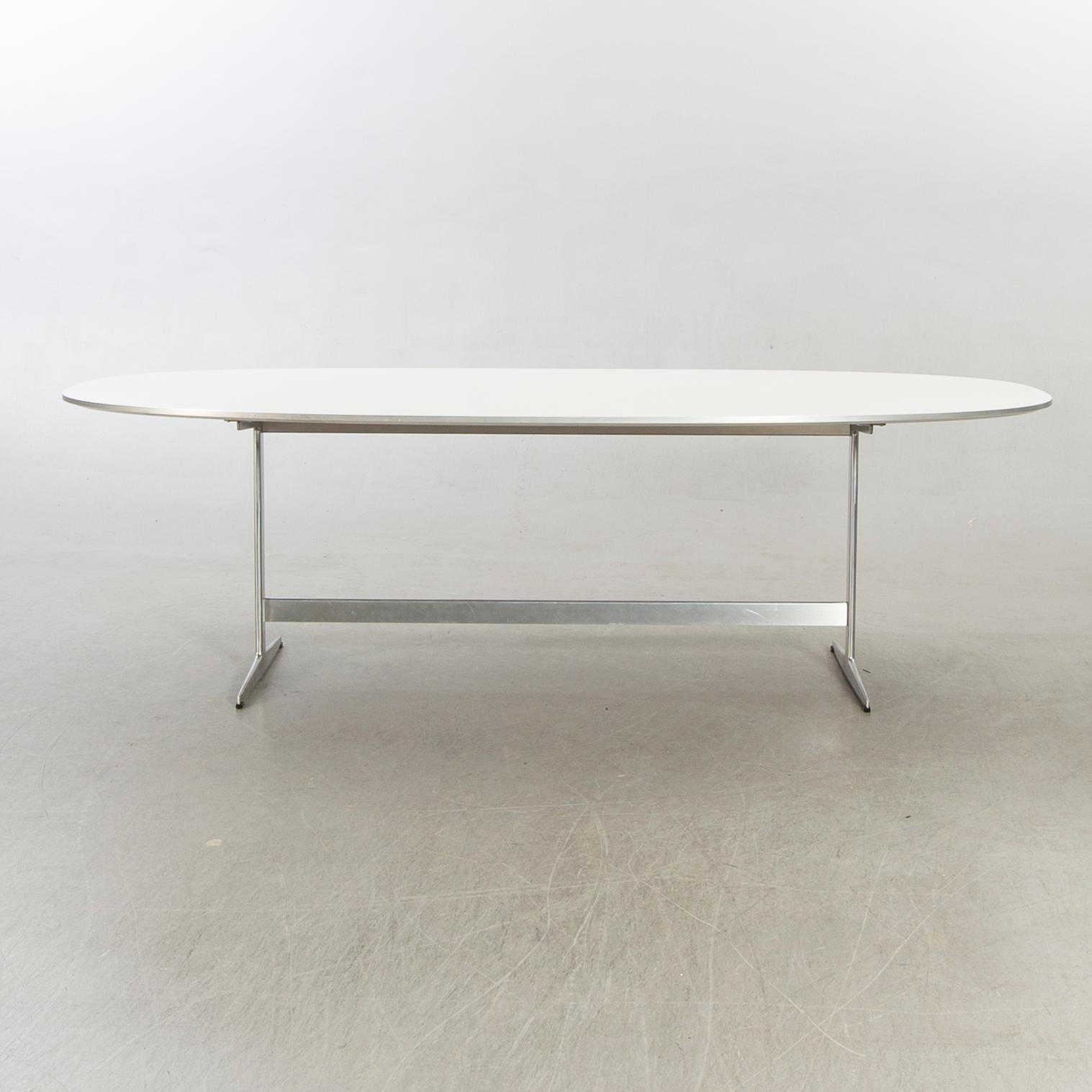 Bruno Mathsson & Piet Hein, bord "Superelips" för Fritz Hansen, licenstillverkat i Sverige 2007.