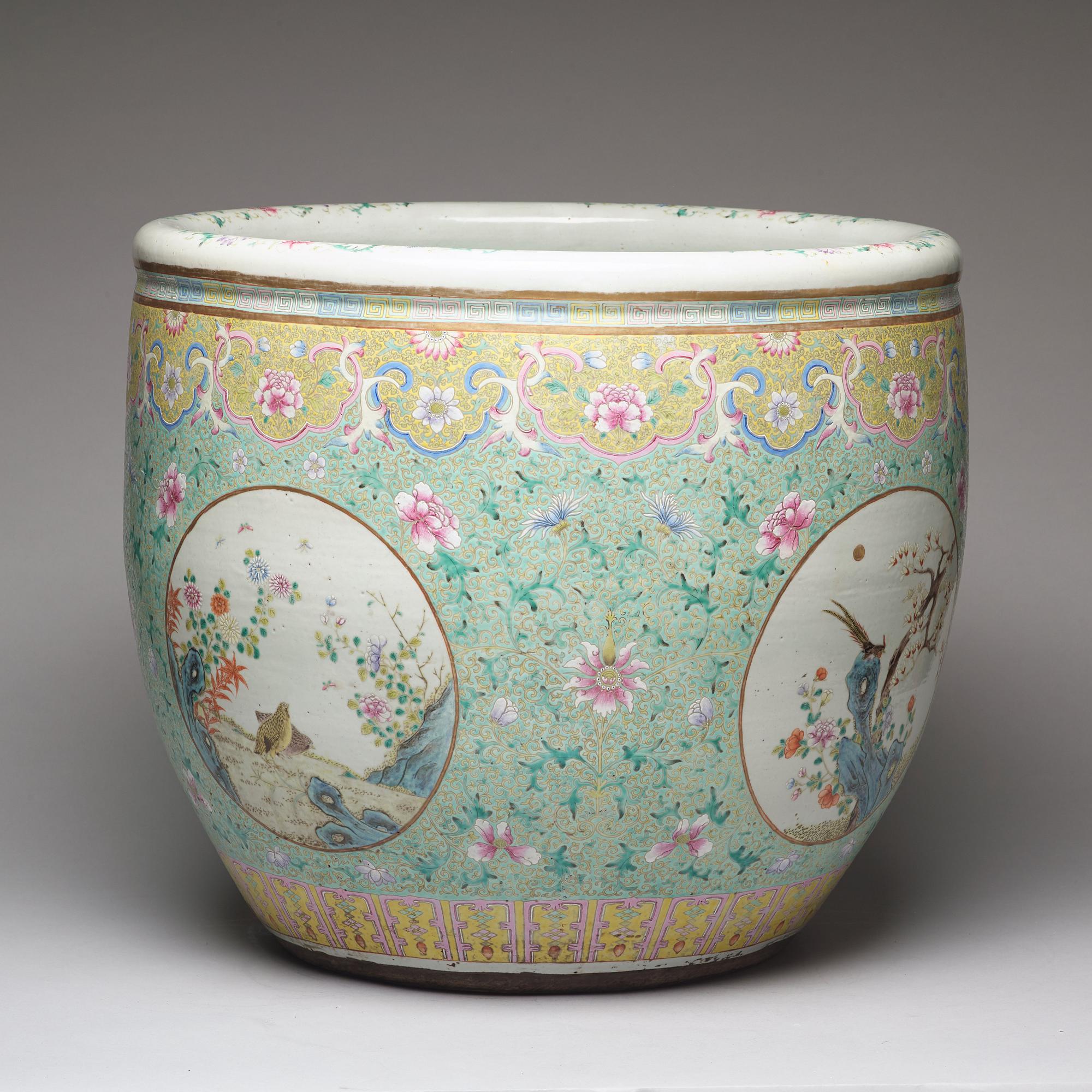 FISKBASSÄNG, porslin. Qingdynastin, 1800-tal.