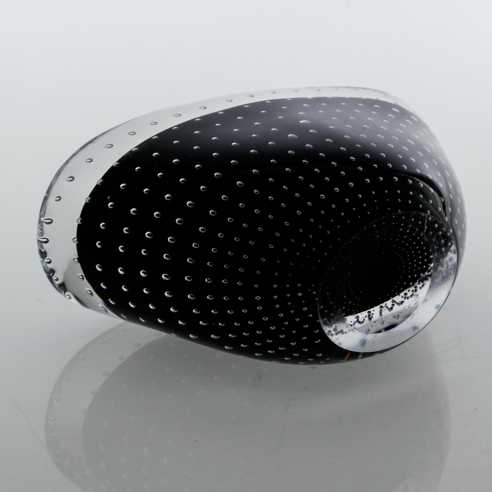 VICKE LINDSTRAND, vas, glas, Kosta, signerad.