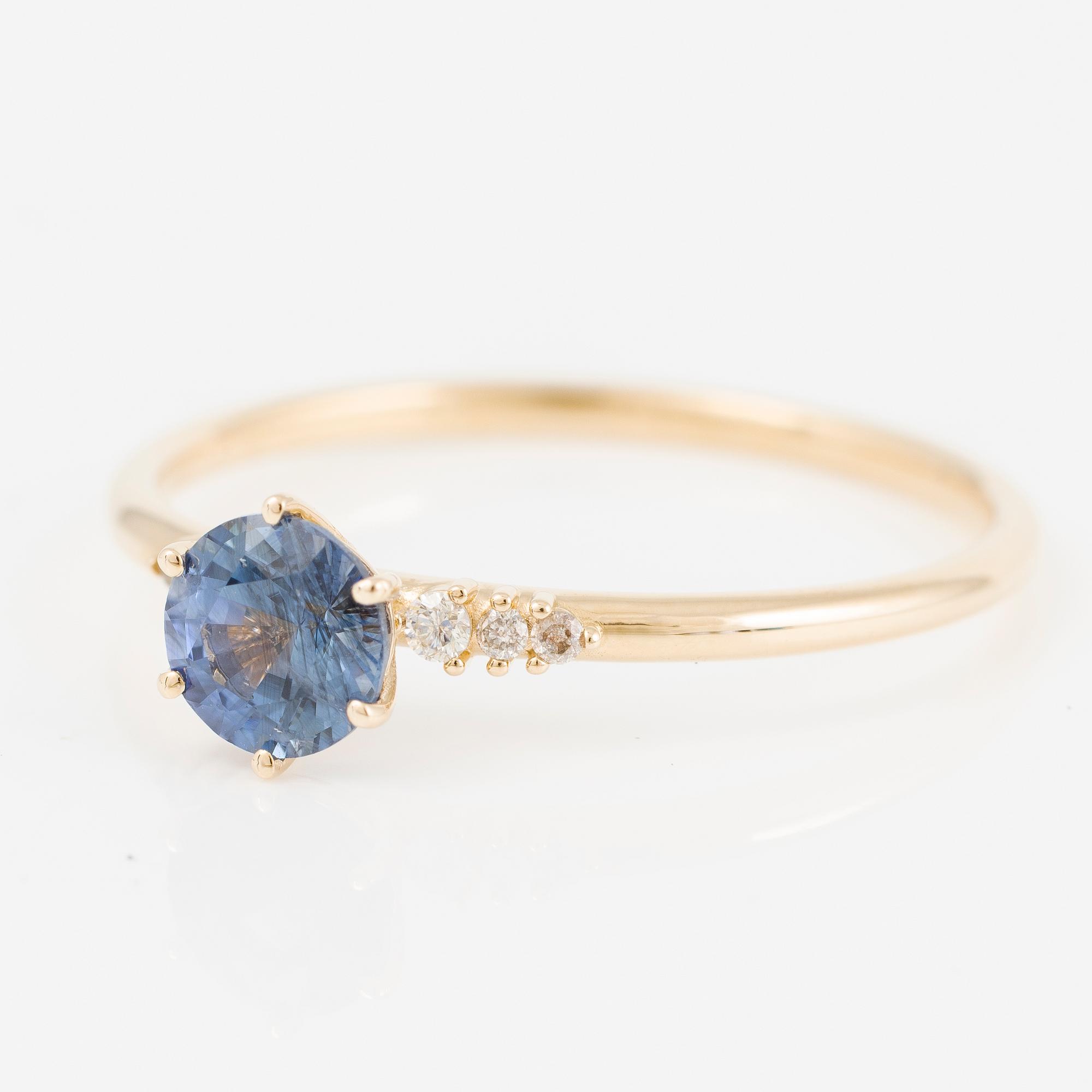 Ring 14K gold with sapphire and brilliant-cut diamonds.