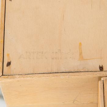 Aino Aalto, kaappi, malli 808 ja vitriini, malli 214 O.Y. Huonekalu- ja Rakennustyötehdas A.B. 1950-luvun alku.