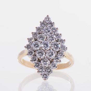 RING, 18K guld, briljantslipade diamanter. Engelska stämplar. Vikt ca 8,2 g.