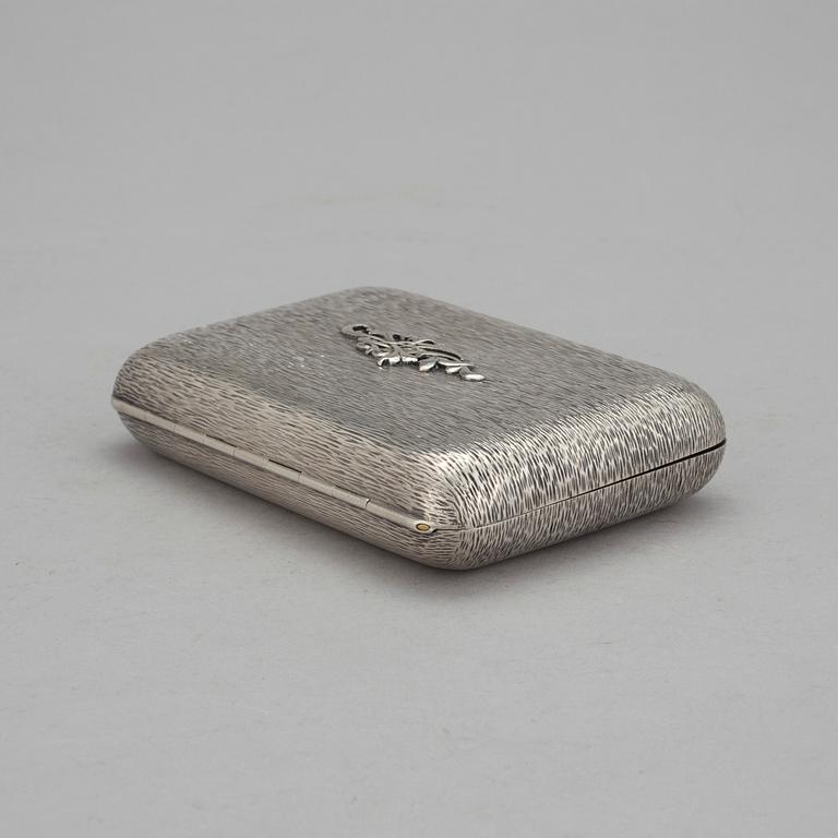 CIGARETTETUI, silver, Nikolay Shepelev, Riga, Lettland. 1902-1919. Vikt ca 325 gram.