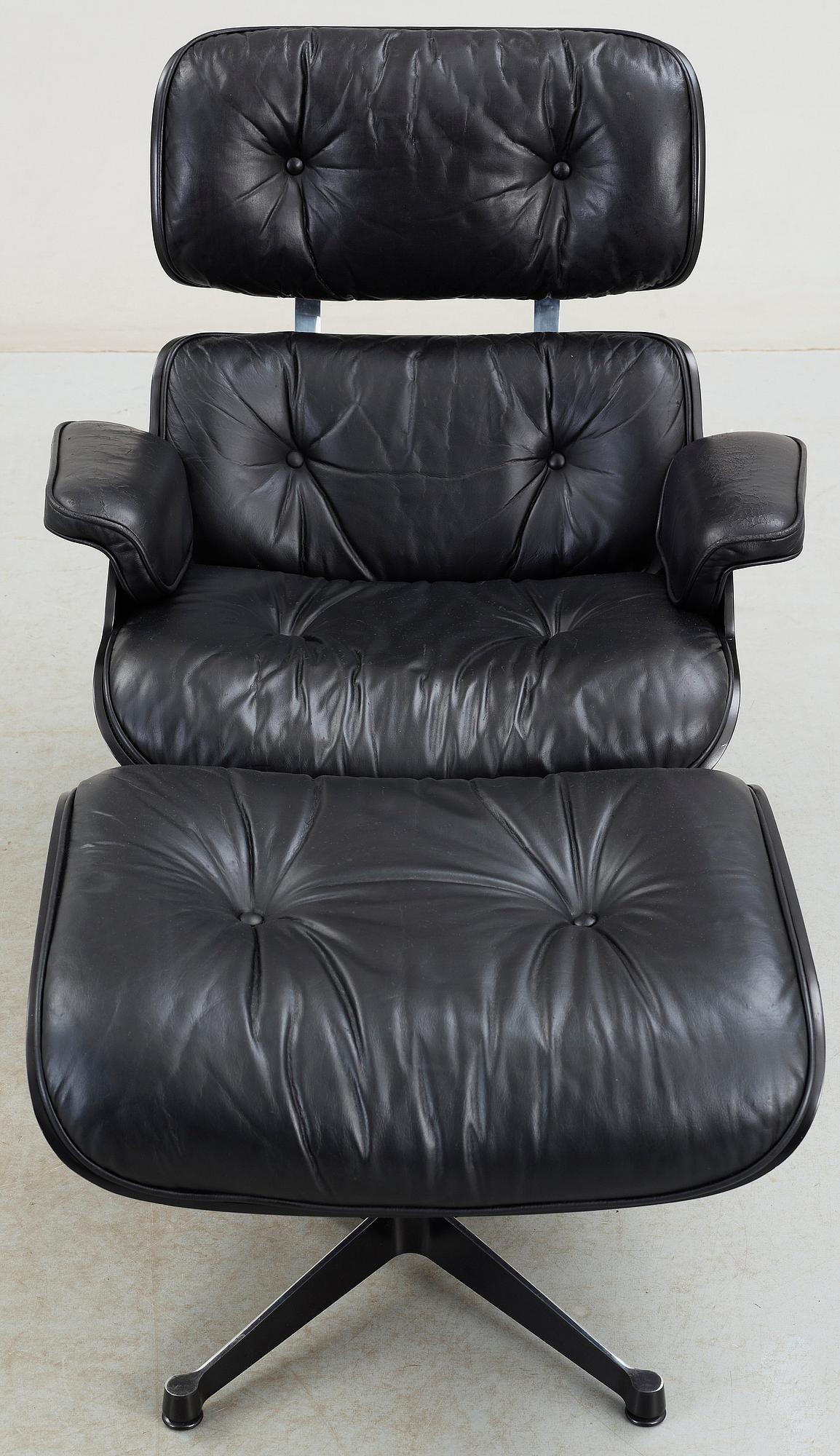 FÅTÖLJ med OTTOMAN, Charles & Ray Eames, "Lounge Chair", modellen formgiven 1956. Vitra/Herman Miller.
