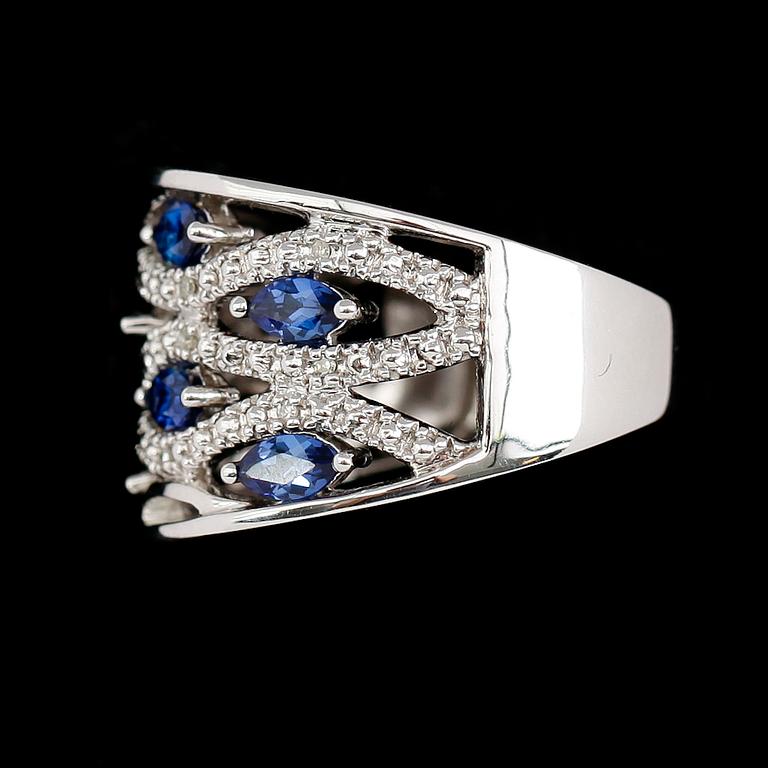 RING, 10 k vitguld, blå safirer, diamanter tot ca 0.06 ct.