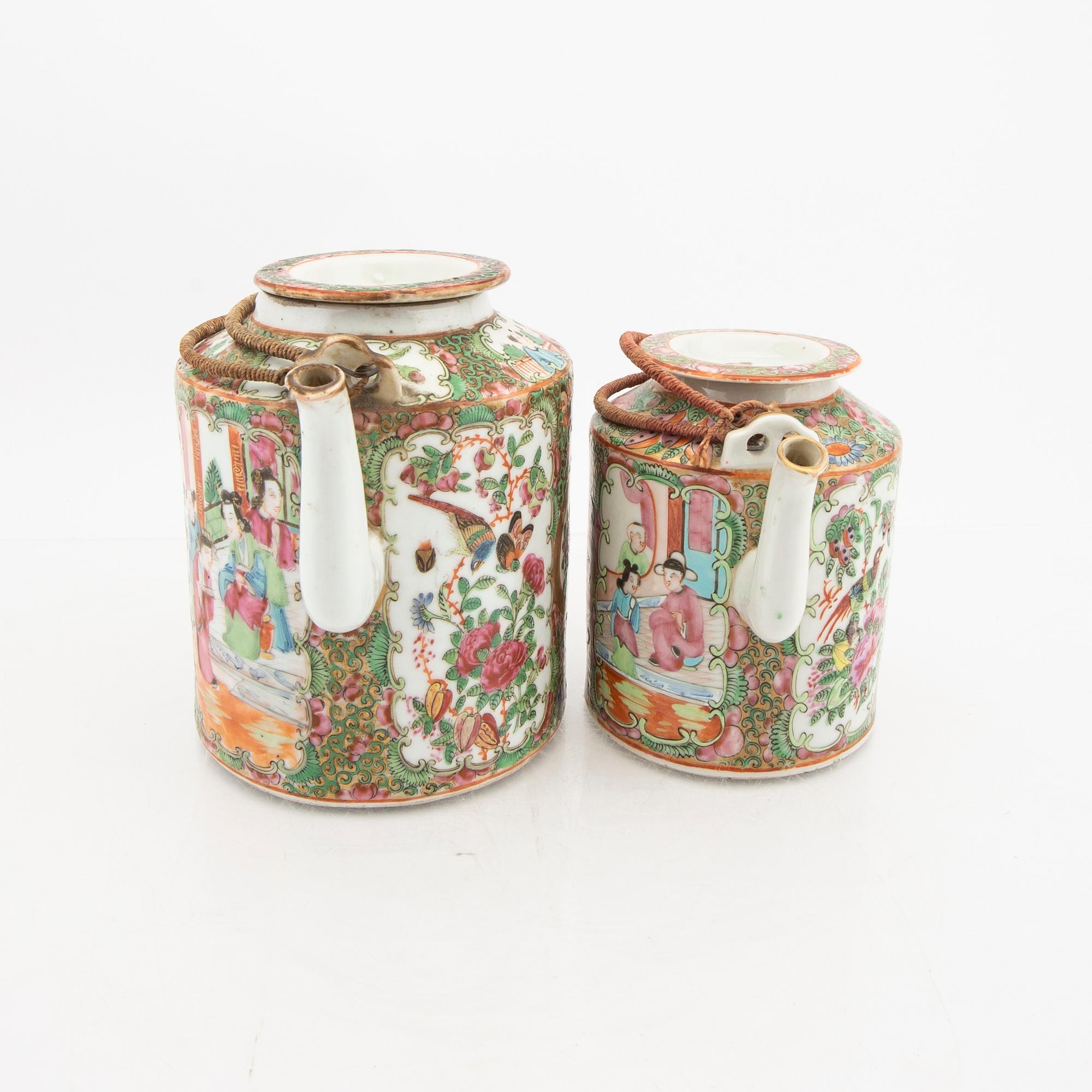 A set of two teapots and one serving dish Kanton China alter part of the 19th century.