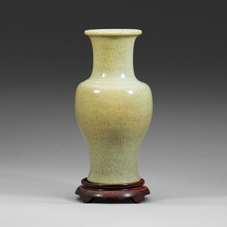 A ge glazed celadon vase, Qing dynasty (1644-1912).