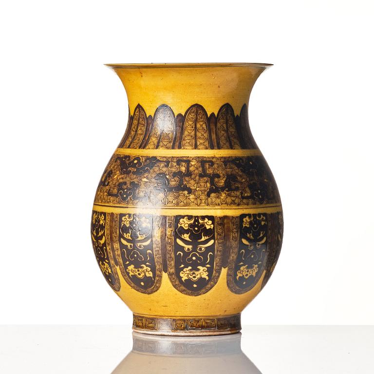 A yellow ground vase, late Qing dynasty/early 20th Century.