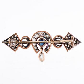 A BROOCH, cabochon cut sapphire, old cut diamonds, 14K (56) gold. St Petersburg, 1870-1890.