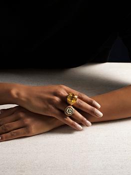A Sterlé ring in 18K gold with a round brilliant-cut diamond.