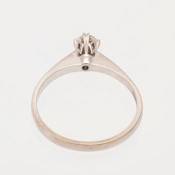 Ring solitär 18K vitguld med en rund briljantslipad diamant.