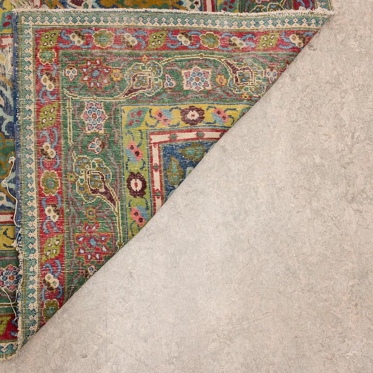 A PERSIAN CARPET. Early 20th century. Ca 687x470 cm.