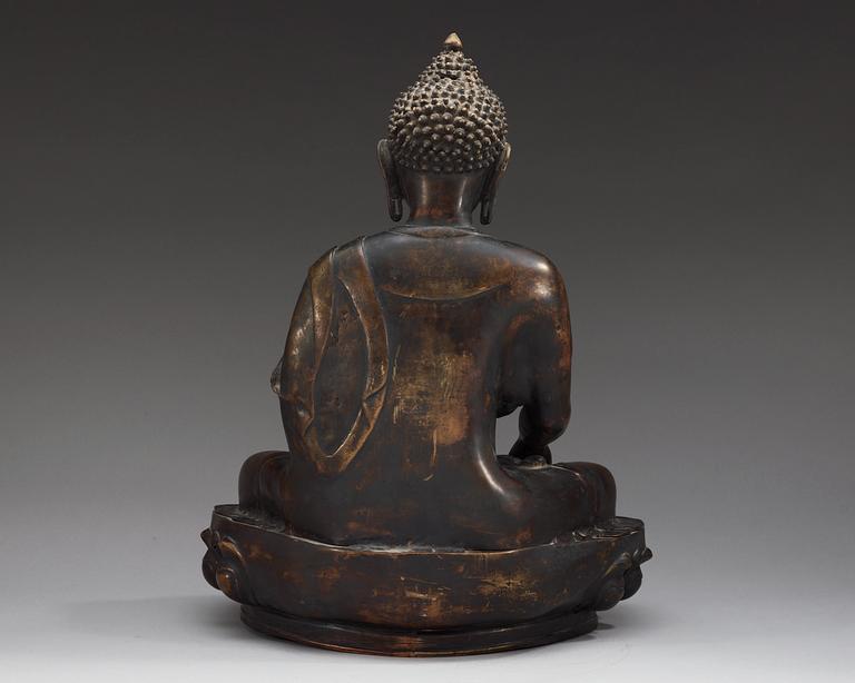 A large bronze figure of Buddha, presumably late Qing dynasty.