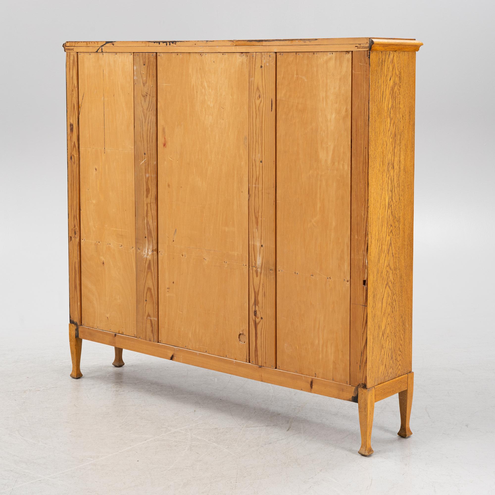 Vitrinskåp, 1900-talets första hälft.