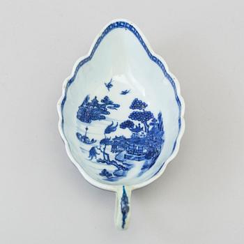 A blue and white export porcelain saucer, Qing dynasty, Qianlong (1736-95).