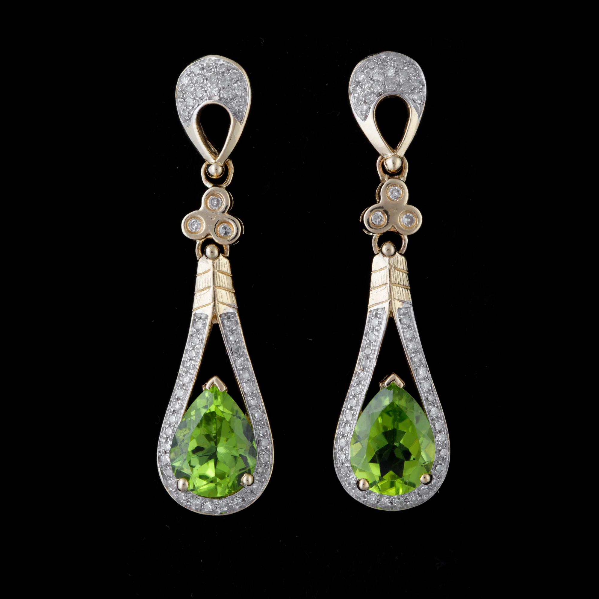 ÖRHÄNGEN, ett par, 14k guld med päronslipade peridoter vardera ca9x7x5mm o diamanter tot ca0,54ct. Vikt 6,4g.