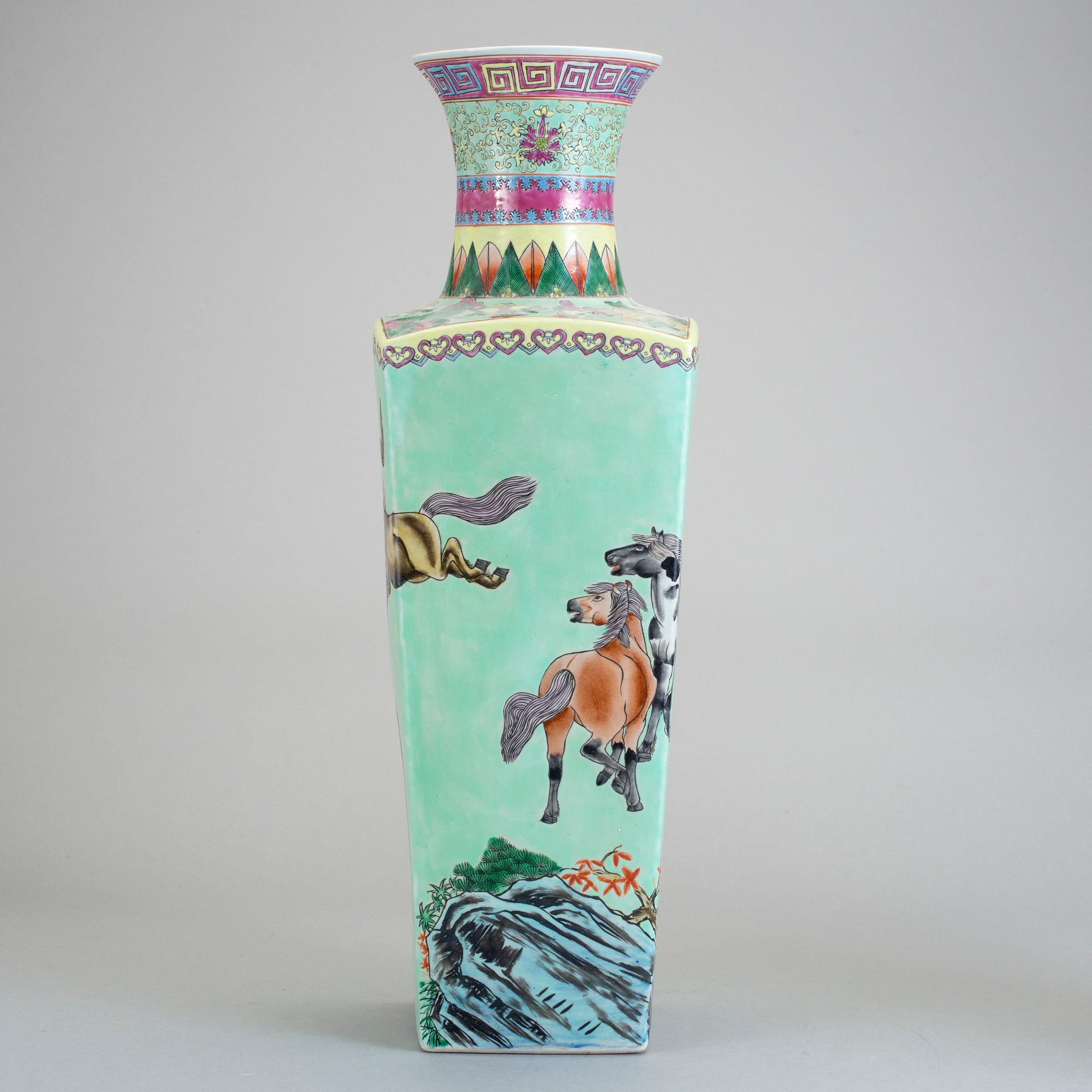 GOLVVAS, porslin, Kina, 1900-tal.