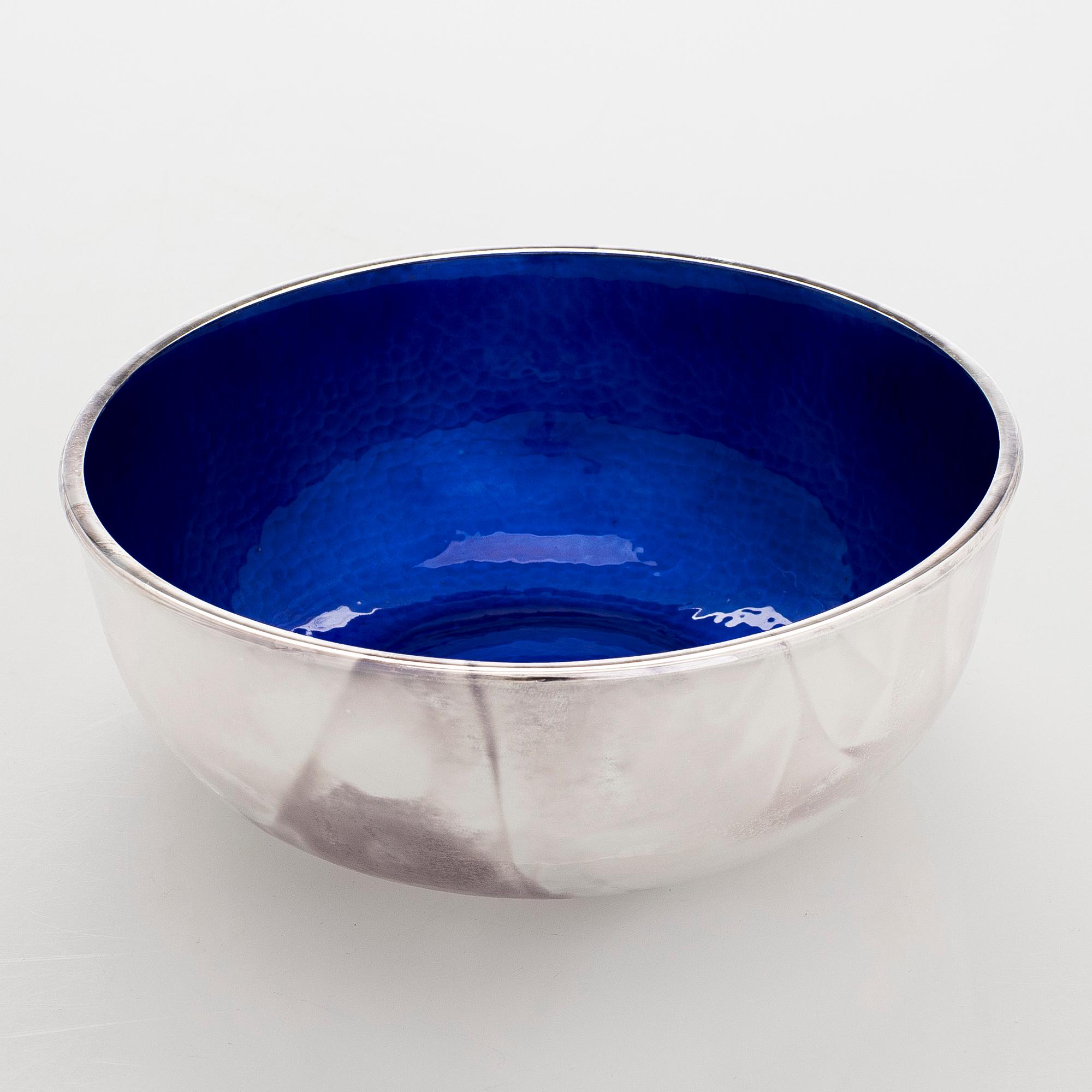 A. Tillander, skål, sterlingsilver och emalj, Åbo 2005.