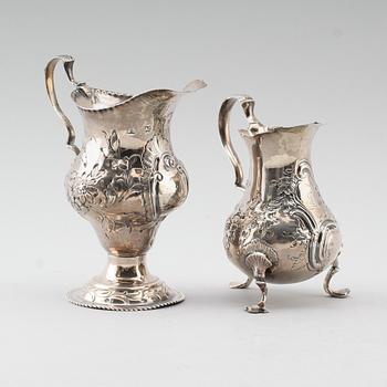 GRÄDDKANNOR, 2 st, silver, England, 1700-tal. Total vikt ca 156 g.