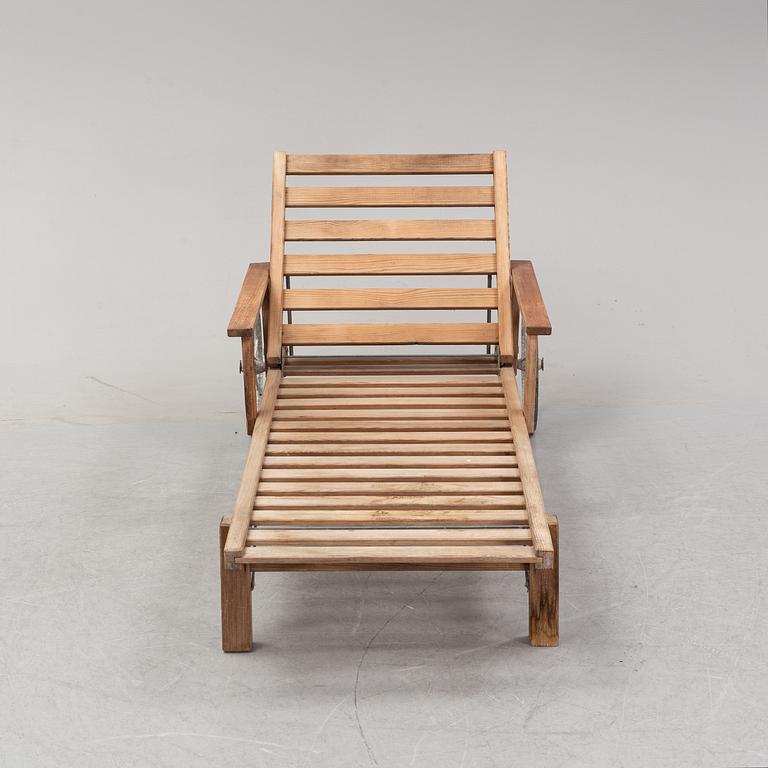 A second half of the 20th Century stained pine sunbed by Elsa Stackelberg, Fri Form.