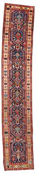 281. GALLERIMATTA, semiantik Azerbadjan, ca 545,5 x 102,5 cm (samt en kortsida med 2 cm slätväv).