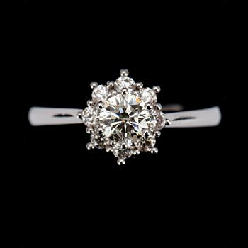 RING, vitguld 18K, briljantslipade diamanter, mittsten 0,46 ct, sidostenar tot. 0,29 ct. Intyg 212.